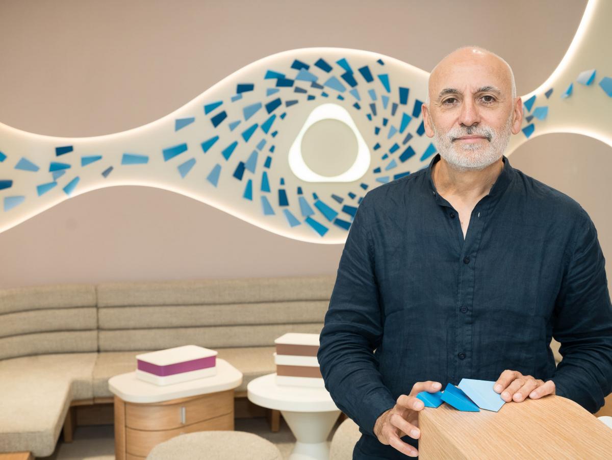 La nueva boutique de IQOS en el centro de Zaragoza está decorada por Roberto Coromina y con el cierzo como protagonista