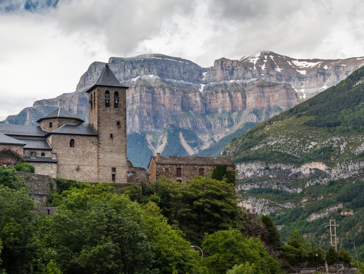 Las imágenes de la gran afluencia para ir al Parque Nacional de Ordesa que han obligado dos días seguidos a cerrar sus accesos