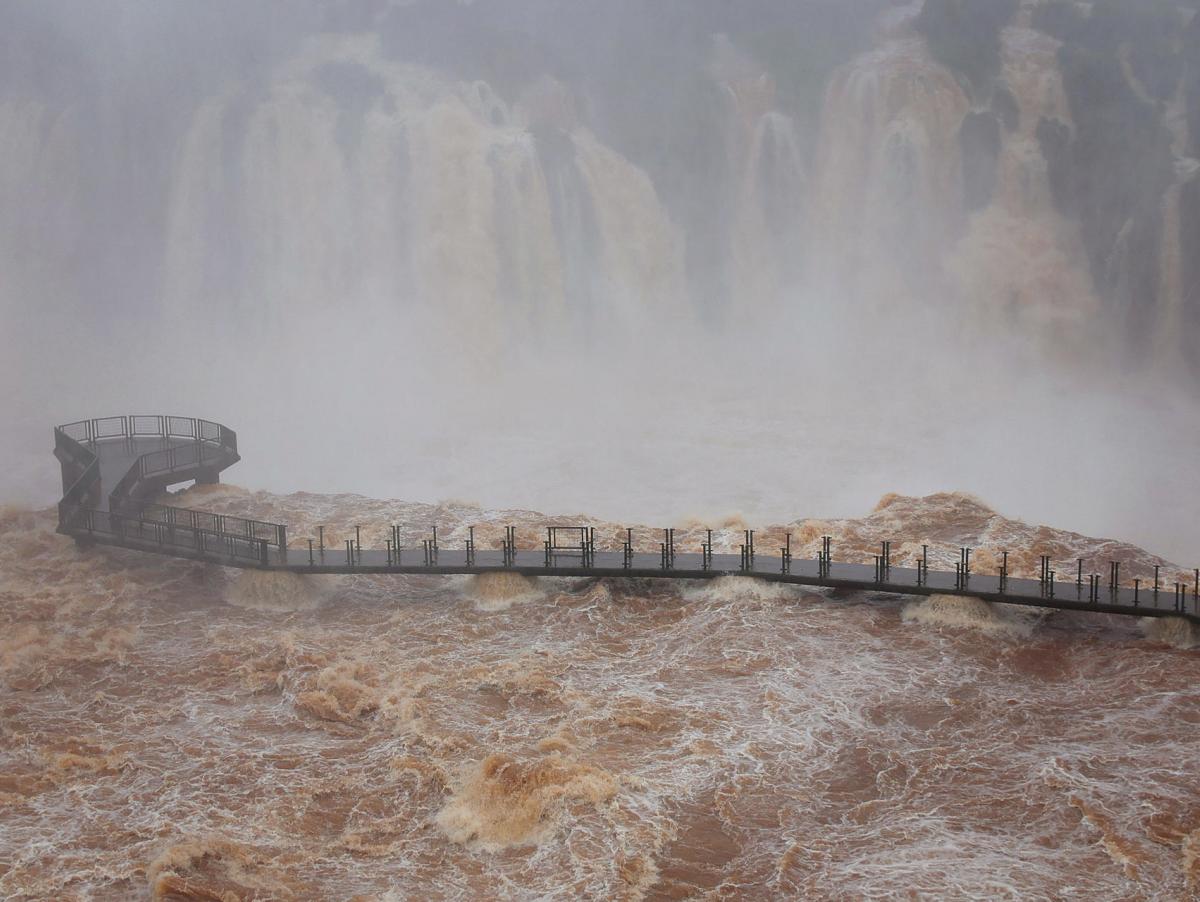 Las cataratas del Iguazú, al límite por la crecida del río: esperan hasta 13 millones de litros por segundo