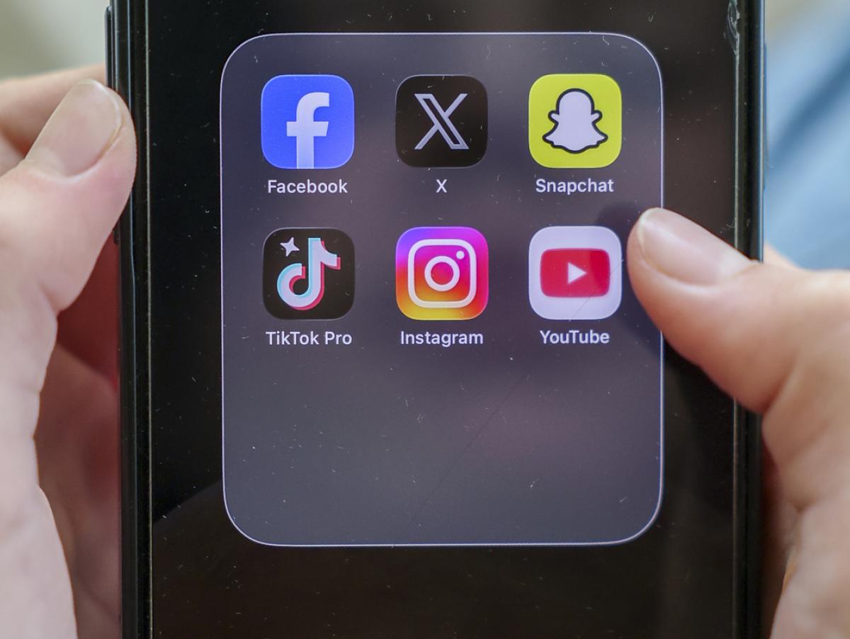 Un país europeo prepara multas para las familias que ganan dinero con vídeos de sus hijos: el contenido de niños influencers menores de 15 años contará como trabajo infantil