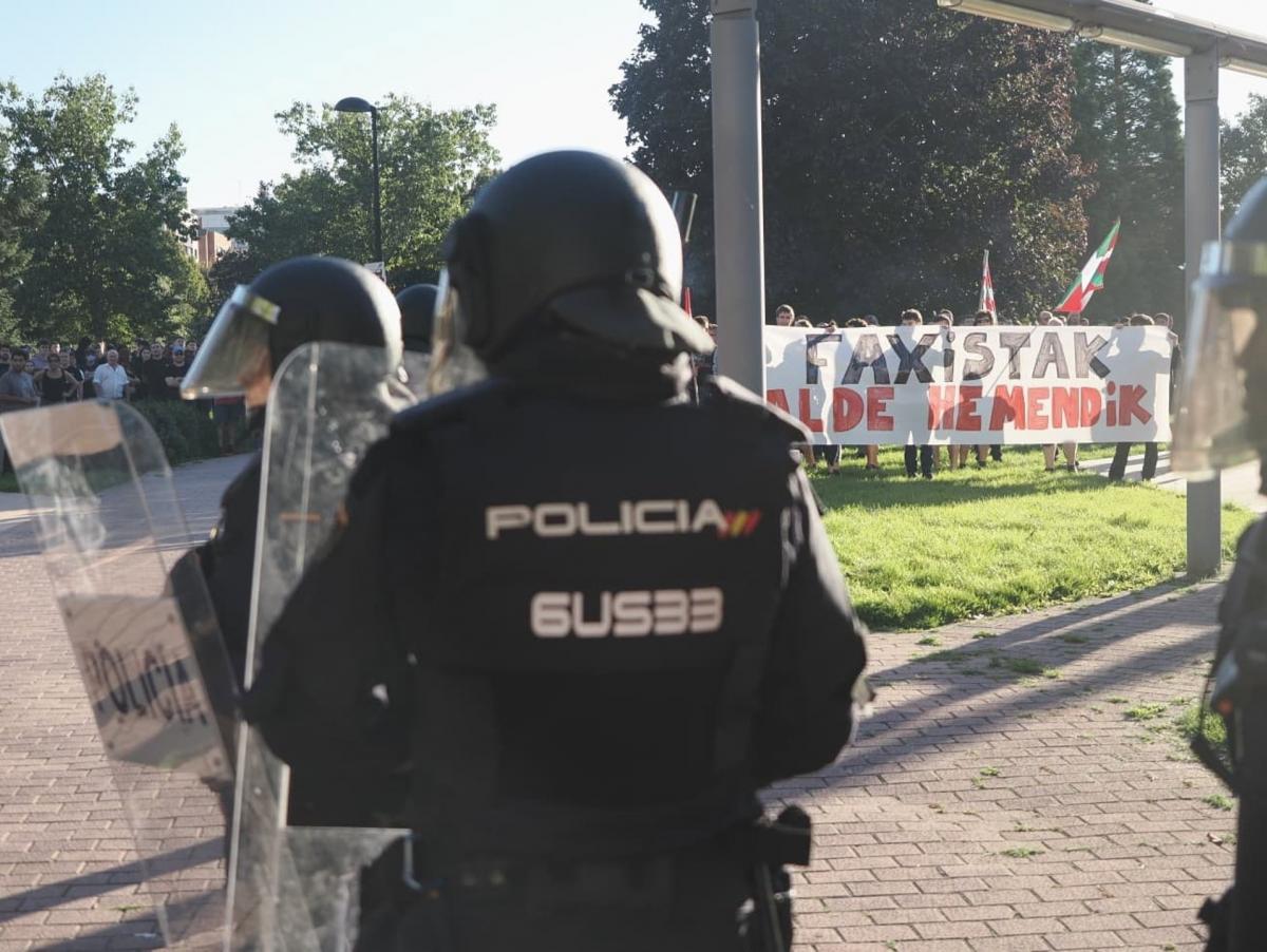 La Policía interviene en una pelea entre partidarios de Vito Quiles y un grupo de manifestantes que protestaban por un acto convocado por el agitador