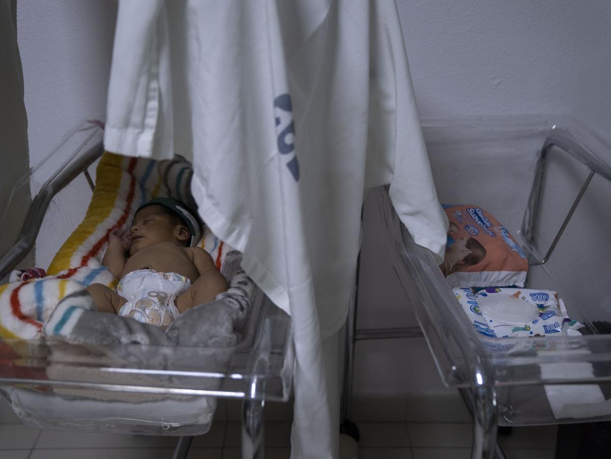 Familias de bebés fallecidos en México denuncian falta de higiene y protocolos en hospitales públicos