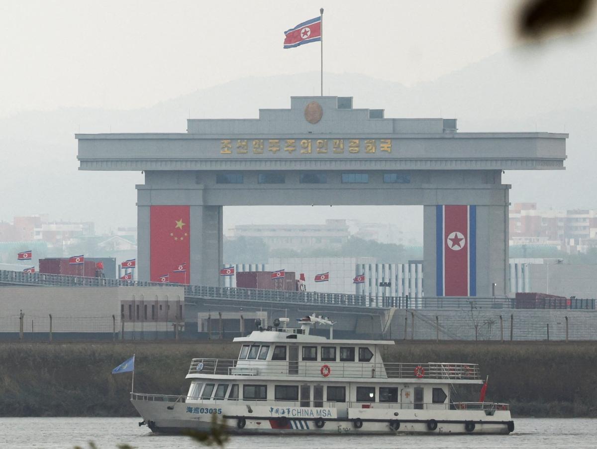 Cuatro carriles, tres kilómetros... y 12 años para abrirlo: China y Corea del Norte estrenan un puente retrasado por falta de carretera
