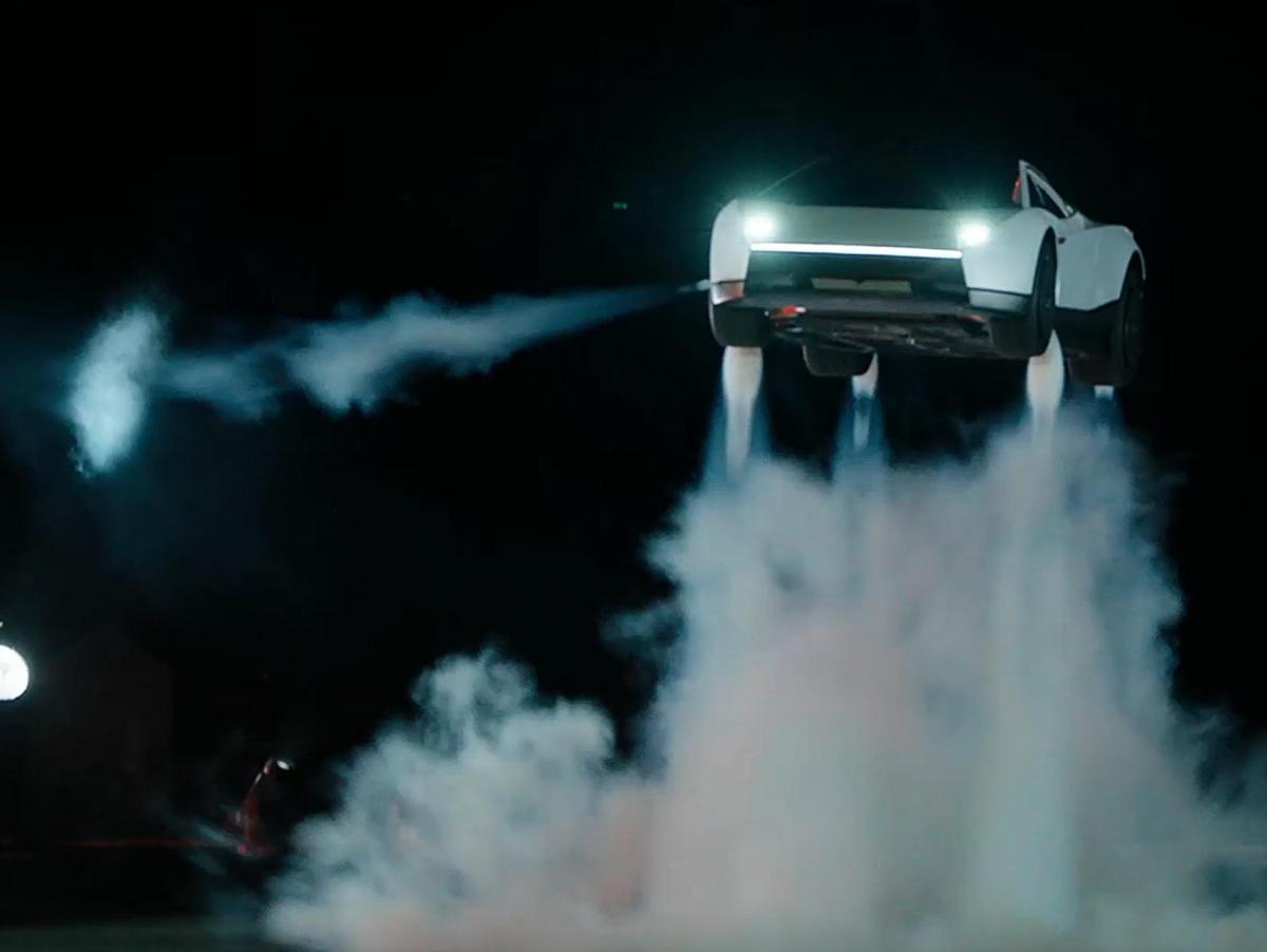 El nuevo coche de Tesla vuela, da volteretas y acelera de 0 a 100 en un segundo: las claves de un anuncio que parece magia