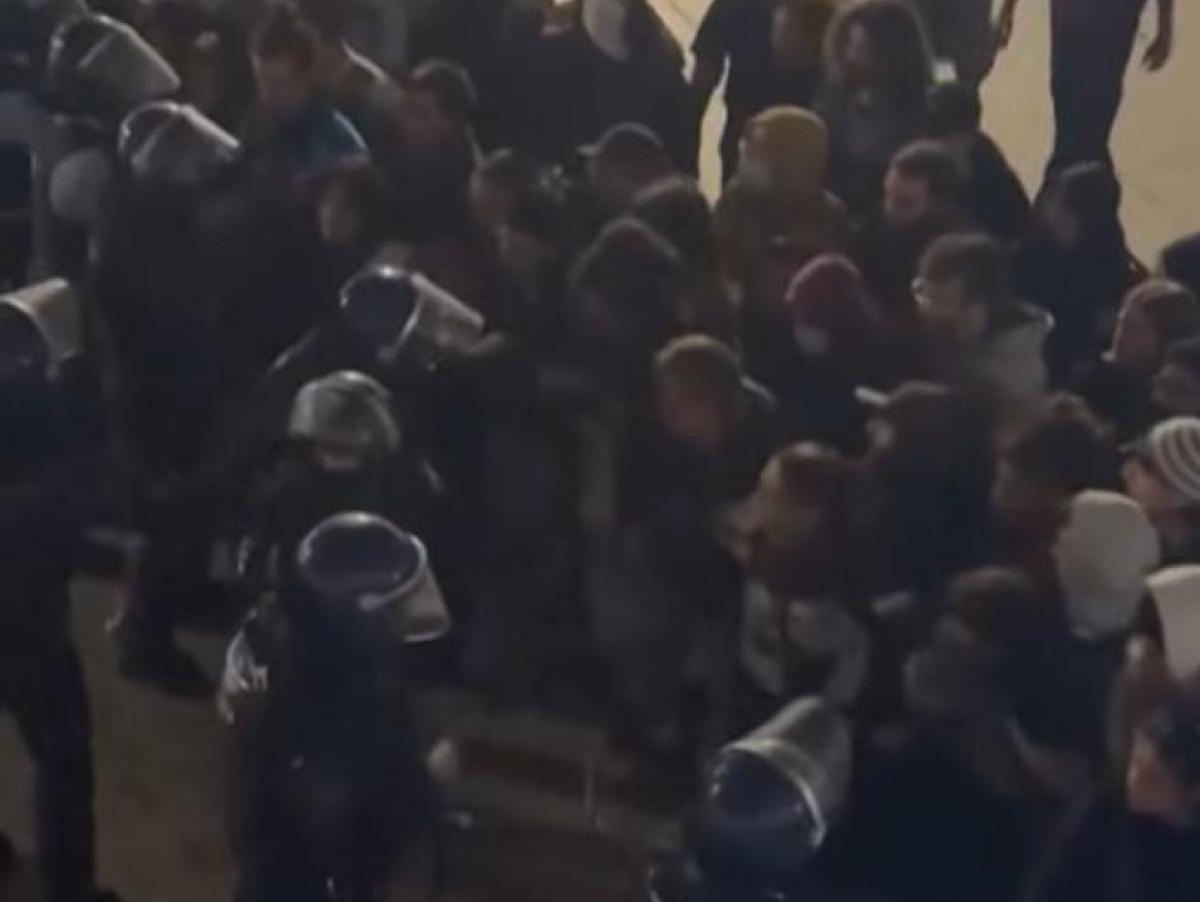 La lucha por la vivienda estalla en una noche de caos en Oporto: 37 heridos en un desalojo a porrazos