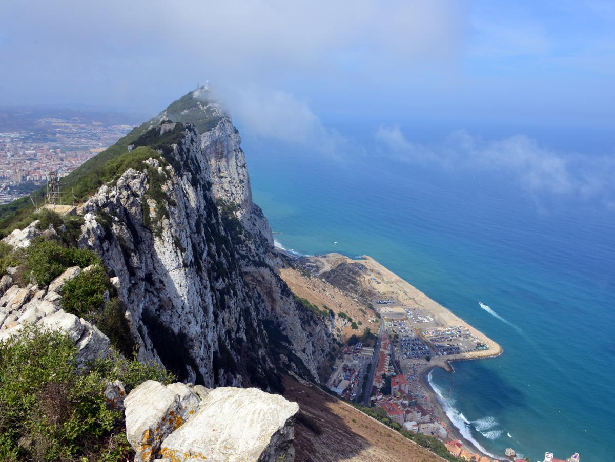 Gibraltar ya ha echado al mar 1,5 millones de toneladas de escombro para su barrio de lujo y el promotor avisa: "El punto de parar la obra ya pasó"