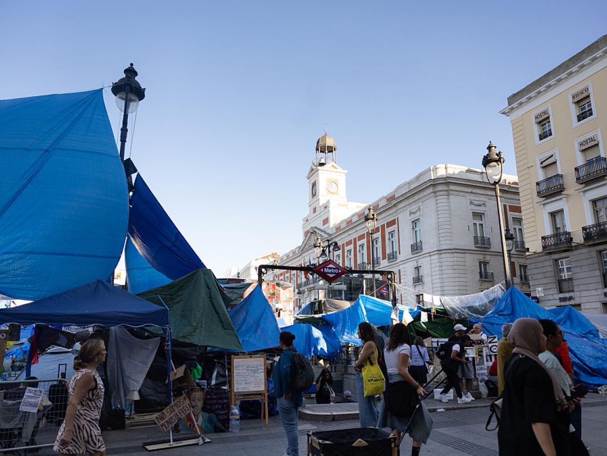 Ayuso anuncia el cierre de la estación de Sol por la "insalubridad" derivada de la acampada