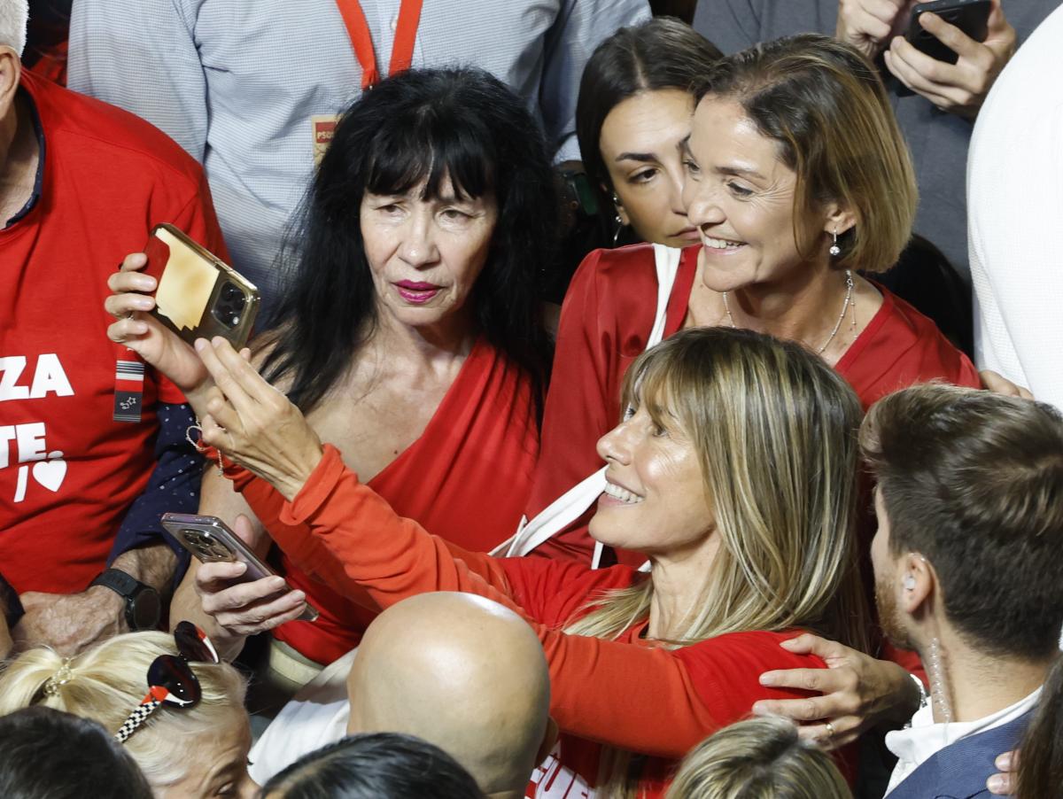 Pedro Sánchez y Begoña Gómez, más unidos que nunca: su beso en durante el mitin del PSOE en Fuenlabrada