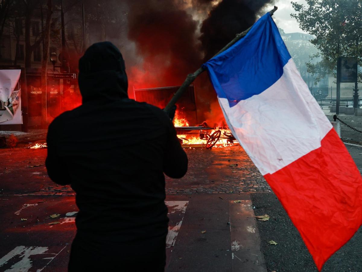 El Ayuntamiento de Limoges queda arrasado por un incendio en plena oleada de protestas en Francia