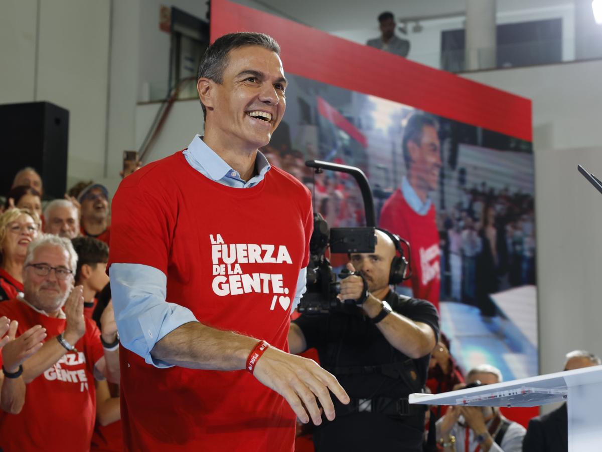 Sánchez, "por Maricarmen" y con aviso a las derechas: "Si les gustan las motosierras, al aserradero; las pensiones no se tocan"