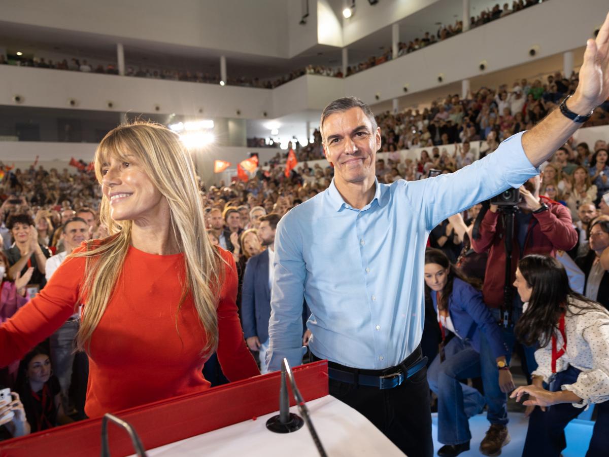El PSOE comparte la foto del beso de Pedro Sánchez y Begoña Gómez y añade un lema que está dando mucho que hablar