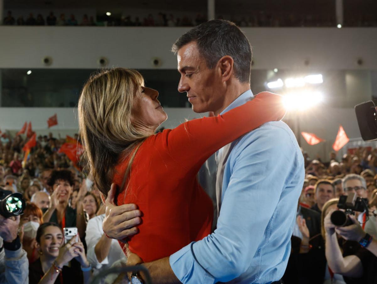 Pedro Sánchez se rompe con unas palabras de amor a Begoña Gómez en pleno mitin: "Que lo escuchen alto y claro, te quiero"