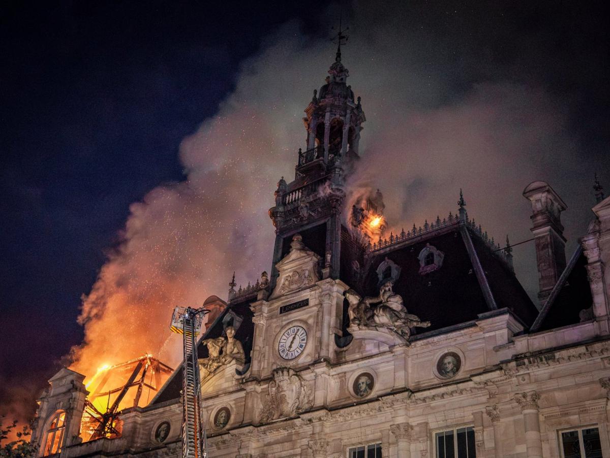 Las impactantes imágenes del Ayuntamiento de Limoges envuelto en llamas durante las protestas en Francia