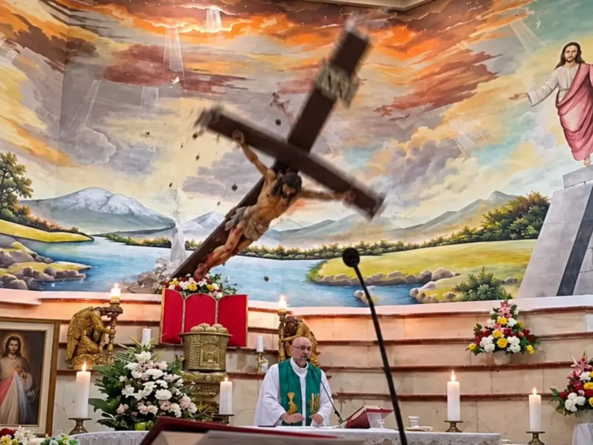 Un sacerdote muere en Ecuador tras caerle una cruz en una misa transmitida en directo