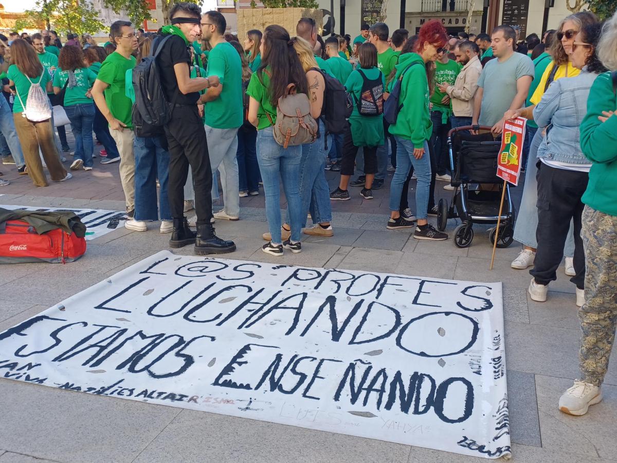 Cientos de profesores se concentran en un acto de Ayuso para pedirle que sea "valiente" y hable con ellos