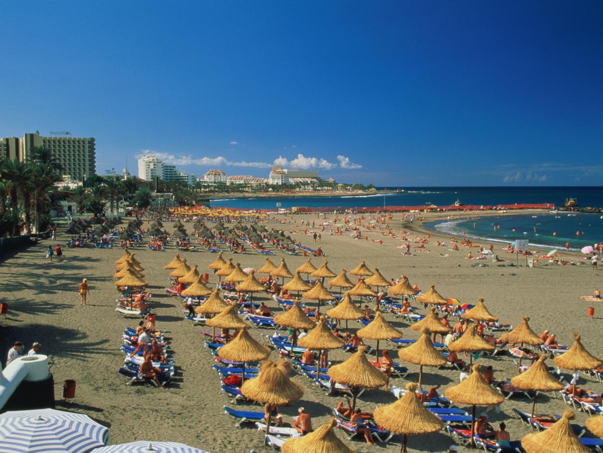 Indignación en Tenerife después de que un camarero de un bar para turistas se negara a hablarle en español a una canaria: "Aquí se habla en inglés"