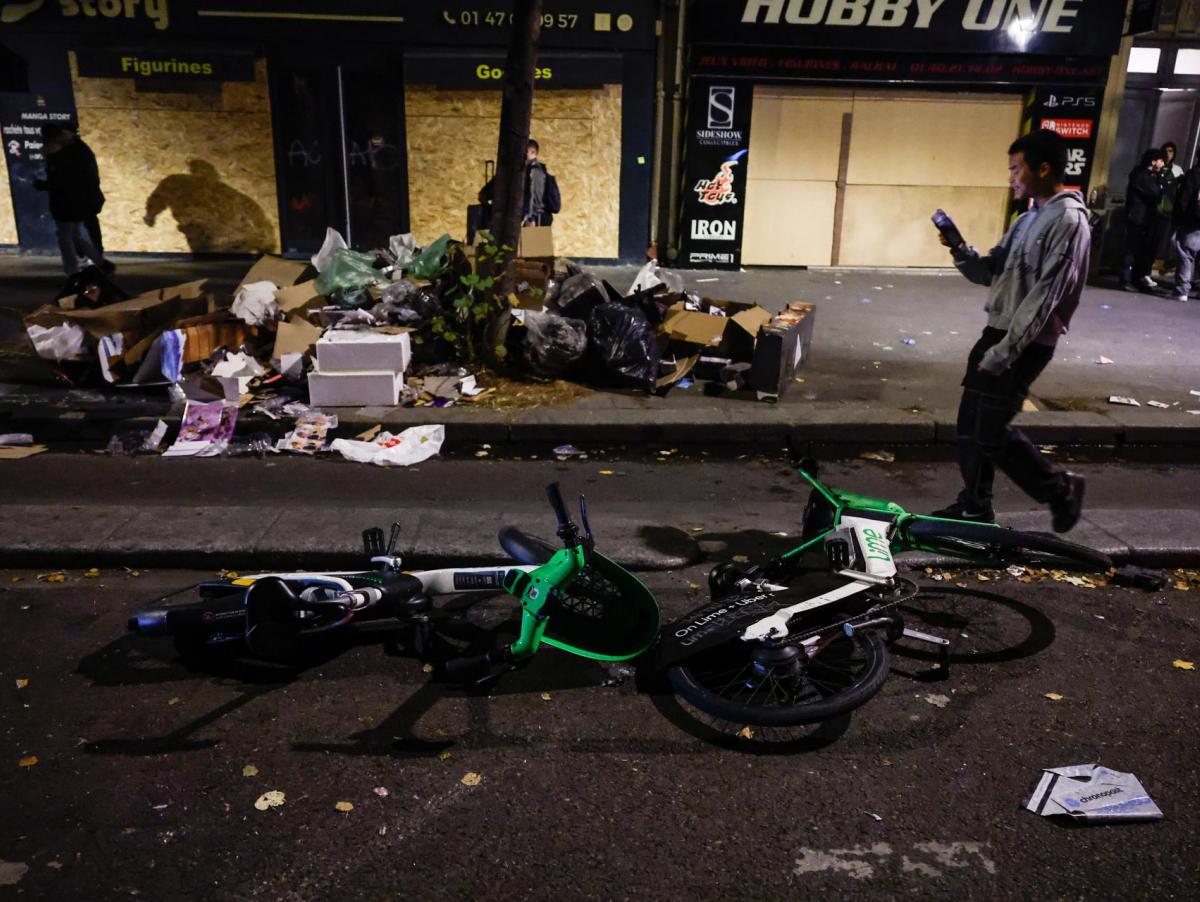 Llamamiento del alcalde de París a los ciudadanos para arreglar los destrozos y la respuesta vecinal recogiendo y limpiando