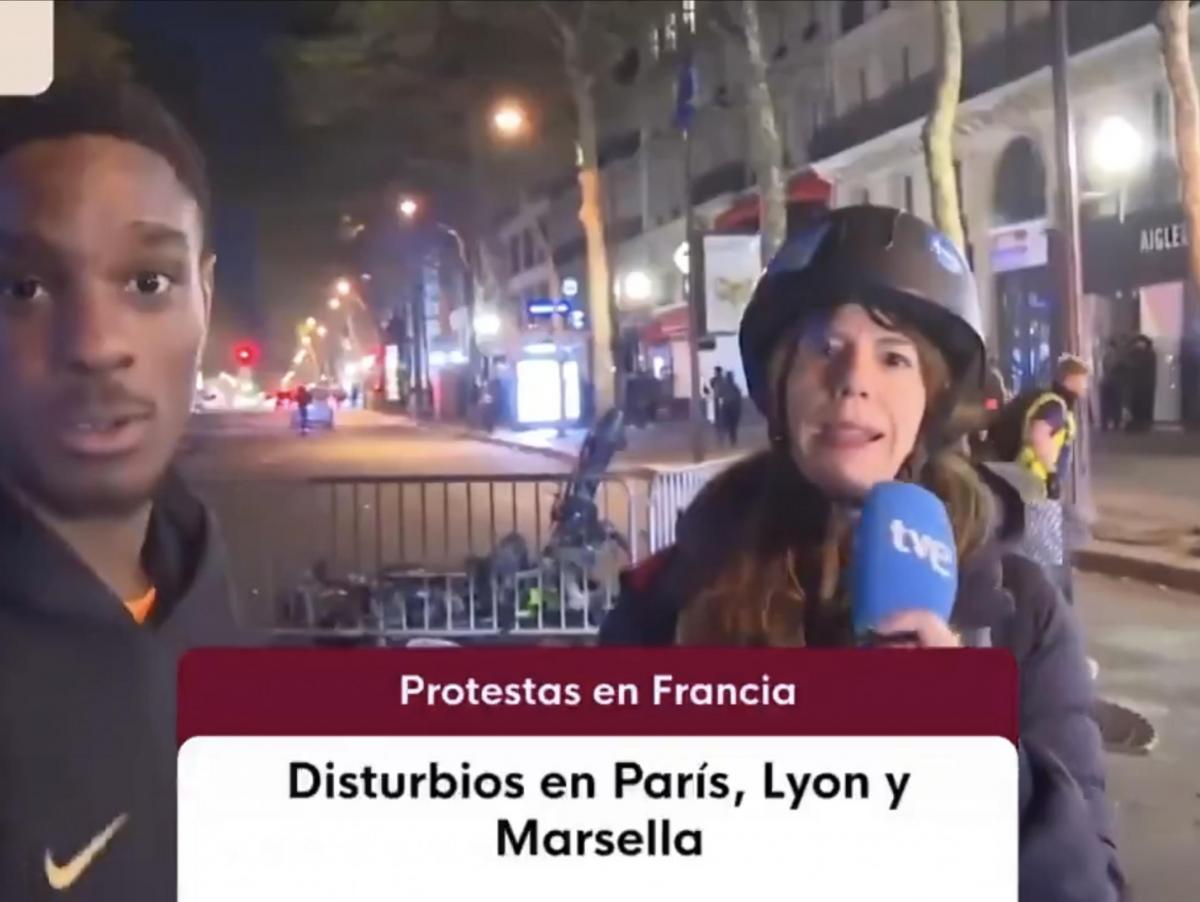 Un hombre se cuela en el directo de Mavi Doñate en París y hace un gesto a cámara que da la vuelta al mundo: "Esto ocurrió en pleno directo de TVE y se vuelve viral a nivel mundial"