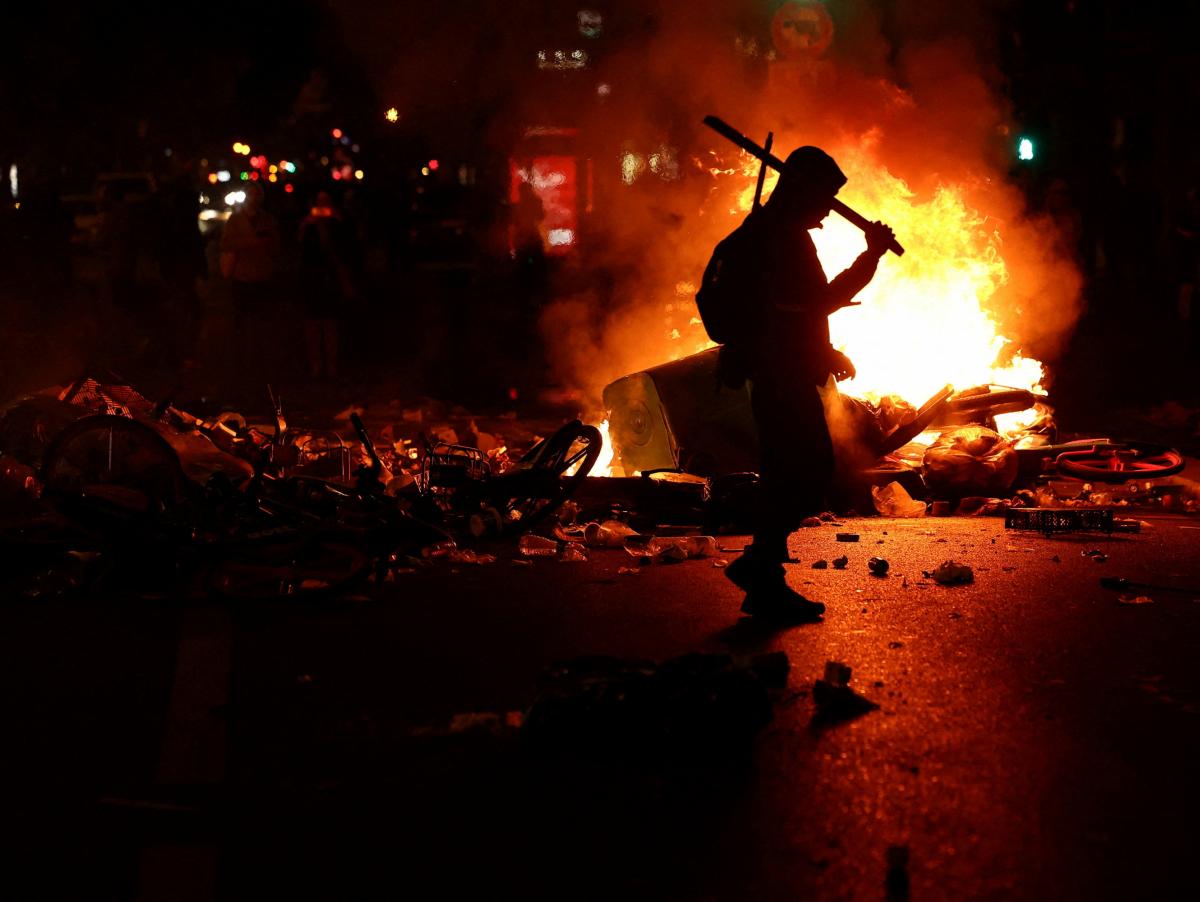 Macron rechaza dimisión del ministro del Interior y pide más medidas contra los violentos