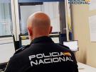 Va a renovarse el DNI, explica lo que ponía en un cartel de comisaría y la respuesta del policía: no la vio venir
