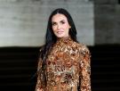 Demi Moore revoluciona la semana de la moda con un vestidazo dorado de alto impacto