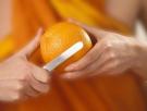 Un experto en etiqueta señala el alimento más antisocial del transporte público y no es el que crees: "Una naranja o una mandarina"