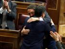 Los aplausos de Podemos a Pedro Sánchez, mientras Casado y Abascal entrenan en la misma fila de escaños