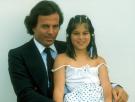 La familia de Julio Iglesias: la insalvable distancia con uno de sus hijos, una mujer en segundo plano y un padre que murió a los 90 años sin conocer a su cuarto hijo