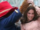 El oso Paddington saca a Kate de Cambridge a bailar