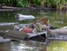 Prometió a sus hijos que limpiaría el río de su infancia, y ya ha retirado 40 toneladas de basura del agua él solo