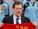 Óscar Puente lee la crónica de Rajoy del partido de España y le da un revolcón de penalti y expulsión