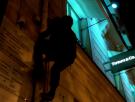 Jóvenes hacen parkour para apagar los escaparates encendidos de noche en París