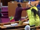 Momento tenso en el Parlamento de Senegal: bronca, empujones y sillas volando