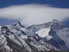 El Everest 30 años después: de la tragedia de 1996 a la montaña de los drones, las colas y TikTok