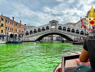 El agua del Gran Canal de Venecia aparece teñida de verde fluorescente