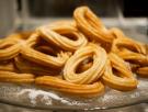 Muchos creen que el churro viene de España, pero el origen de este clásico de los desayunos está en la otra punta del mundo