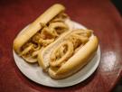 Una argentina prueba por primera vez el bocadillo de calamares y tiene un veredicto MUY claro