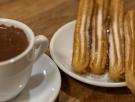 Enseña lo que ha pagado por un chocolate con churros en el centro de Madrid y de fondo hay un grave problema
