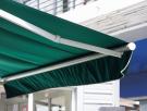 Adiós al toldo verde de toda la vida: por qué tu casa se calienta más con él y cuál es la alternativa que ahorra en aire acondicionado