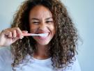 Un experto responde si es mejor lavarse los dientes antes o después de desayunar: la mayoría lo hace de forma incorrecta