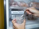 Adiós a los cubitos de hielo: este sencillo descubrimiento enfría la copa, la perfuma e incluso se puede comer al final