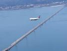 La desconcertante ilusión óptica que forma este avión que sobrevuela San Francisco