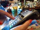 Indignación por el cartel que ha puesto un restaurante sobre el pago con tarjeta: "​"Otro sitio al que no ir"