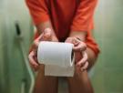 Una camarera de 29 años es expulsada del país tras ser despedida por ir demasiadas veces al baño mientras trabajaba: la justicia acaba de indemnizarla con 11.600 euros