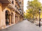Es la calle más corta de Barcelona, mide apenas 4 metros y debe su nombre a la bebida anisada que se originó allí