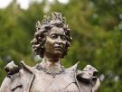 La nueva estatua de Isabel II crea polémica y piden retirarla