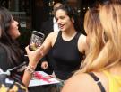 Rosalía se hace una foto con un fan, ella le aparta la mano de la cintura dos veces y las opiniones son unánimes