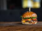 Van a comer al restaurante de Gordon Ramsay en Ibiza y no dan crédito a lo que cuesta una hamburguesa: "Me sabe a carne quemada"