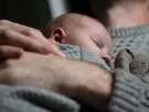 Los científicos coinciden: la testosterona de un padre baja desde el cuarto mes del embarazo de su pareja, y cuanto más baja, más se involucra después con el bebé