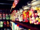 Rossella, 50 años, deja 11 años de contrato indefinido en una tienda de colchones para vender 150 tipos de caramelos en mercadillos con su hijo: "Vendo felicidad"